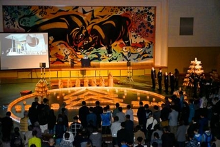 　新潟県長岡市の旧山古志村地区で開かれた追悼式で、黙とうする人たち＝２３日午後