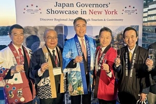 　全国知事会の観光セミナー後のレセプションで、グラスを手にする５県の知事＝２２日、米ニューヨーク（共同）
