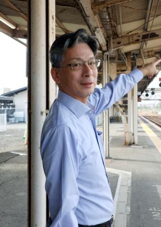 　肥薩おれんじ鉄道八代駅で被災状況を説明する中村誠希社長＝１６日、熊本県八代市