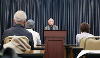 　「全国統一協会（教会）被害者家族の会」の総会で発言するメンバー＝２４日午後、東京都内