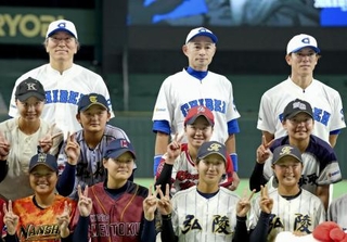 　高校野球女子選抜と記念写真に納まる「ＫＯＢＥ　ＣＨＩＢＥＮ」の（後列左から）松井秀喜さん、イチローさん、松井稼頭央さん＝９月、東京ドーム