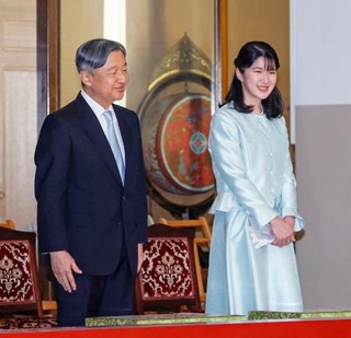 　秋季雅楽演奏会に臨まれる天皇陛下と愛子さま＝２４日午後、皇居（代表撮影）
