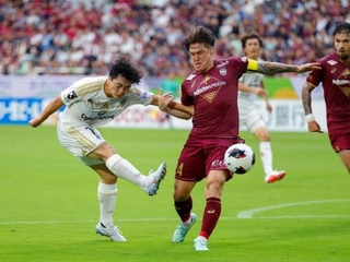 　神戸-町田　前半、ゴールを狙う町田・相馬。右は神戸・酒井＝ノエスタ