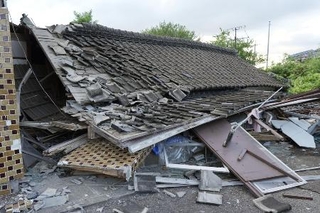 　地震で倒壊した家屋＝７月、熊本県宇城市