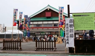　５年ぶりに再開した福岡県飯塚市の嘉穂劇場＝２４日午後