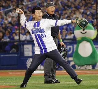 　始球式を務めるＤｅＮＡ前監督の三浦大輔さん＝横浜