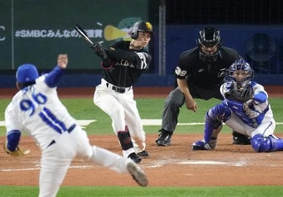 　１１回ソフトバンク１死一、二塁、庄子が左越えに決勝打となる二塁打を放つ。投手馬場、捕手古市＝横浜