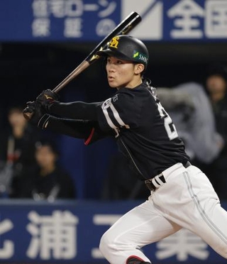 　１１回ソフトバンク１死一、二塁、庄子が左越えに決勝打となる二塁打を放つ＝横浜