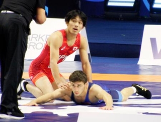 　男子グレコローマン６０キロ級２回戦でアルメニア選手と対戦する五味虹登（左）＝アスタナ（共同）
