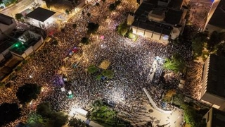　２４日、イスラエル・テルアビブで、イスラム組織ハマスの奇襲を巡る国家調査委員会の設置を求めて開かれた大規模集会（ロイター＝共同）