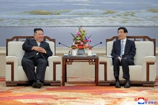 　訪中し中国共産党序列４位の王滬寧・人民政治協商会議（政協）主席（右）と会談する北朝鮮の金正恩朝鮮労働党総書記＝２４日、中国遼寧省丹東市（朝鮮中央通信＝共同）