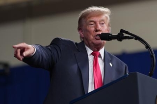 　２４日、南部ジョージア州で開いた選挙集会で演説するトランプ米大統領（ＡＰ＝共同）