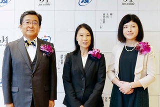 　「輝く女性研究者賞」表彰式に臨む東京大の高木里奈准教授（中央）。右は東京大の高木悠花准教授、左は岡山大の那須保友学長＝２５日午後、東京都江東区