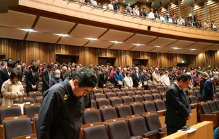 　酒田大火から５０年となるのを前に開かれた式典で、黙とうする参列者＝２５日午前、山形県酒田市