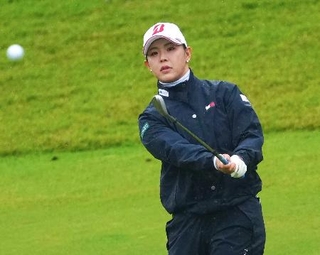 　最終ラウンド、２番でイーグルを決める吉田優利。通算１７アンダーで米ツアー初優勝を果たした＝パインビーチ・リンクス（共同）