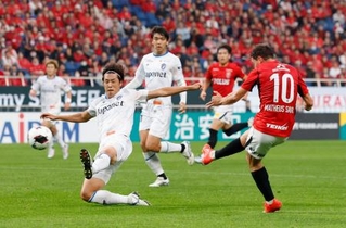 　浦和-長崎　後半、先制ゴールを決める浦和・マテウスサビオ（右）＝埼玉スタジアム