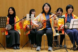 　在中国日本大使館で開かれた沖縄県の文化をＰＲするイベントで、三線を披露する女性たち＝２５日、北京（共同）