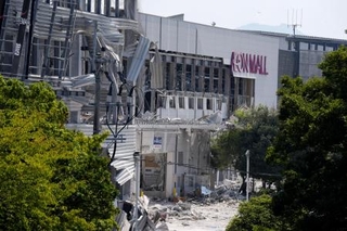 　イオンモール熊本の爆発事故で、犠牲者が見つかった場所にほど近い従業員出入り口（中央下）＝８月、熊本県嘉島町