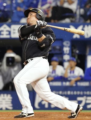 　９回ソフトバンク１死、代打山川が左越えに同点ソロを放つ＝横浜