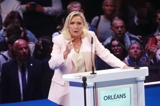 　支持者を前に演説するマリーヌ・ルペン氏＝２５日、フランス中部オルレアン（共同）