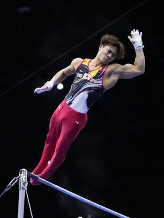 　男子種目別鉄棒決勝　演技する岡慎之助＝ロッテルダム（共同）