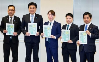 　チームみらいの安野党首（中央）からＡＩに関する提言を受ける木原官房長官（左から２人目）＝２６日午前、首相官邸