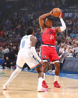 　サンダー戦でパスを狙うクリッパーズの八村＝オクラホマシティー（ＮＢＡＥ・ゲッティ＝共同）
