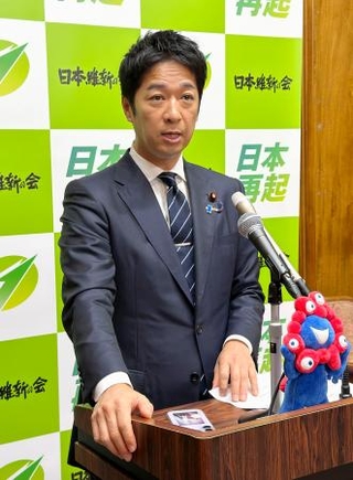 　記者団の取材に応じる日本維新の会の藤田共同代表＝２６日午前、国会