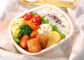　「ぽてぽてチキン」を使用した弁当