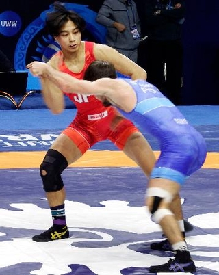　男子グレコローマン６３キロ級１回戦でポーランド選手（手前）を攻める田南部魁星＝アスタナ（共同）