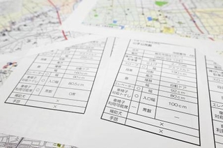 　岡山県総社市が公開を取りやめた、市内施設のバリアフリー状況を記したマップ。補助犬の受け入れ状況欄の一部に「×」と表示されていた