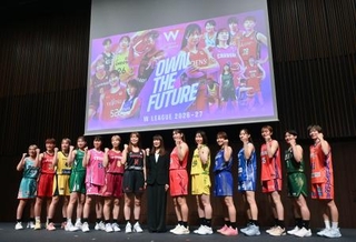 　記者会見でポーズをとるバスケットボール女子のＷリーグの選手ら＝２６日、東京都内