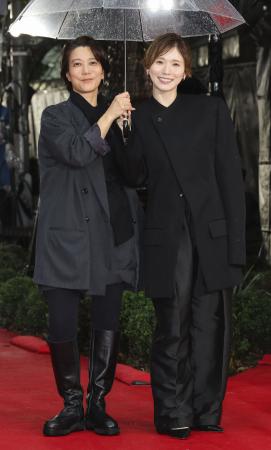 　第３９回東京国際映画祭のレッドカーペットに登場した松岡茉優さん（右）と三島有紀子監督＝２６日午後、東京都千代田区
