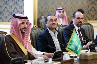 　イラン高官との会談に臨む（左から）サウジアラビアのハリド国防相、パキスタンのムニール陸軍元帥、トルコのカルン国家情報機構長官ら＝２６日、テヘラン（イラン大統領府提供・ＡＰ＝共同）