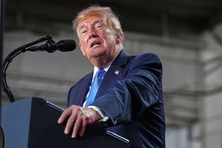 　２６日、米ミシシッピ州で開かれた選挙集会で話すトランプ大統領（ＡＰ＝共同）