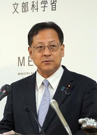 　閣議後会見する関文科相＝２７日午前、文科省