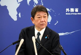 　記者会見する茂木外相＝２７日午前、外務省