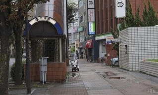 　女性が刺された現場付近＝２５日、北九州市小倉北区