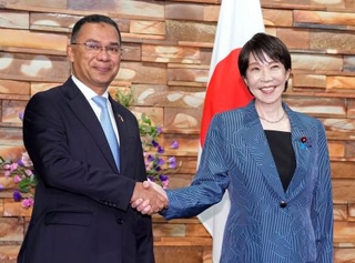 　会談を前に記念写真に納まる高市首相（右）とバングラデシュのラーマン首相＝２７日午前、首相官邸