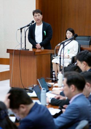 　衆院財務金融委の参考人質疑で発言するアキダイの秋葉弘道社長（上）＝２７日午後