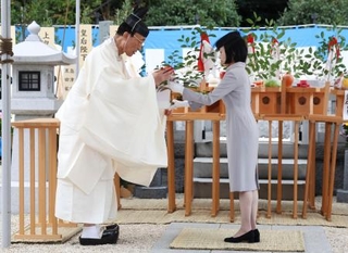 　墓所祭で拝礼に臨まれる三笠宮家の彬子さま＝２７日午後、東京都文京区の豊島岡墓地（代表撮影）