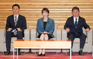 　閣議に臨む（左から）細野復興相、高市首相、茂木外相＝２７日午前、首相官邸
