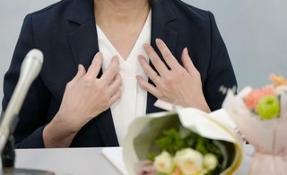 　第２回公判を終え、記者会見する元部下の女性＝２７日午後、大阪市北区