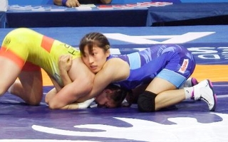 　女子５０キロ級２回戦でウクライナ選手（左）を攻める須崎優衣＝アスタナ（共同）