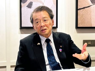 　記者会見する日本商工会議所の小林健会頭＝２７日、インド・ニューデリー（共同）
