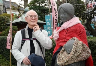　旧満州から引き揚げ中に亡くなった人々を慰霊するため建てられた「まんしゅう母子地蔵」を前に話すちばてつやさん。デザインは自身が手がけた＝２０１６年４月、東京都台東区の浅草寺