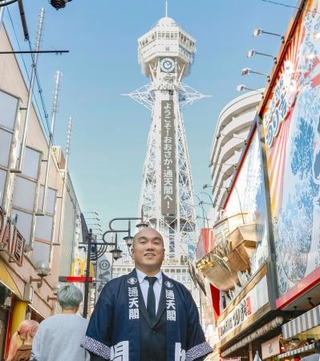 　通天閣の前で取材に応じる通天閣観光の高井隆光社長＝２１日、大阪市