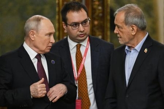 　２７日、ロシア・モスクワで会談に臨むプーチン大統領（左）とイランのペゼシュキアン大統領（右）（ＡＰ＝共同）