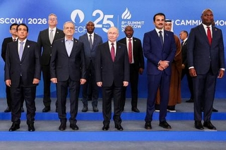 　２７日、ロシア・モスクワで開催されたガス輸出国フォーラムに参加したプーチン大統領（中央）ら（タス＝共同）