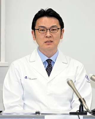 　子宮移植の臨床研究実施計画について、記者会見する藤田医大の木須伊織教授＝２８日午前、愛知県豊明市